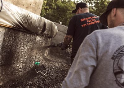 Sprutning av betong på mur i västsverige